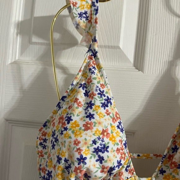 Shade and shore one piece floral print swimsuit 👙 - Picture 2 of 7